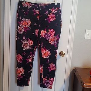 Size 1X 16w-18 Black floral Stretchy jeggings